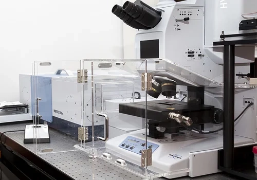 High content screening platform with a microscope and an incubator