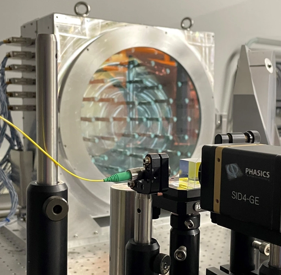 Phasics Adaptive Optics solution with SID4 wavefront sensor and OASys adaptive optics software controlling a 12 inches deformable mirror to correct the PSF quality of a 3 Petawatt laser beam line