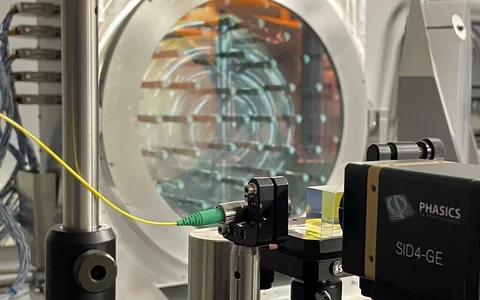 Phasics Adaptive Optics solution with SID4 wavefront sensor and OASys adaptive optics software controlling a 12 inches deformable mirror to correct the PSF quality of a 3 Petawatt laser beam line